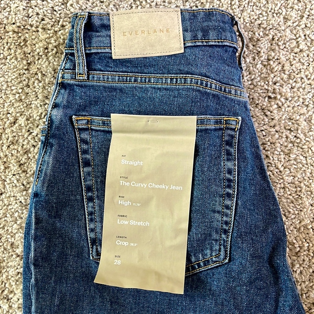 Straight curved cheeky jean in high rise crop size 28